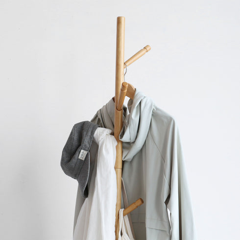 【毎日の相棒を、この一本に】
バラバラになりがちな帽子や上着、ストールなどもこの一本にまとめて掛けるだけで、お部屋が片付くだけでなく、お出かけ前の支度もスムーズになります。