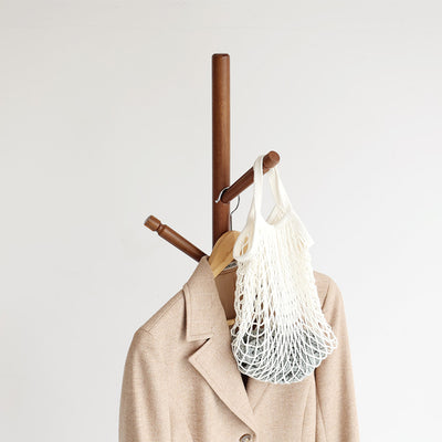 【掛けるものを選ばない、収納力】
ジャケットはハンガーで、小物やエコバッグはフックに直接、掛けるものに合わせて使い方を工夫すれば、そこはあなただけのお洒落な収納スペースになります。