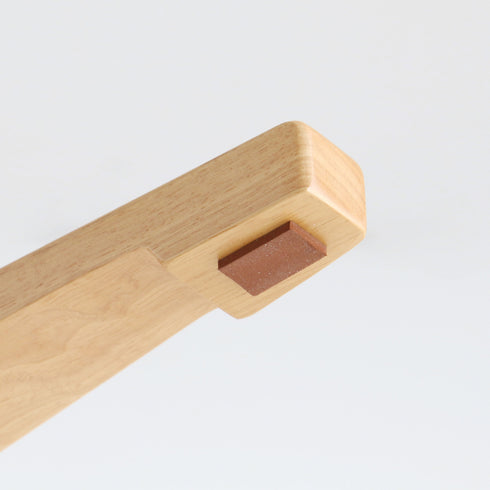 【床に優しい、見えない配慮】
大切なフローリングやお部屋の床を傷つけないよう、脚の裏にはフェルトが付いている、そんな細やかな配慮が嬉しいポイントです。