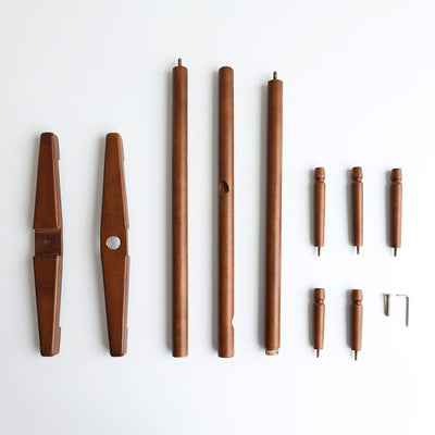 【届いてすぐに、組み立て簡単】
難しい工具はほとんど必要なく、支柱やフックをくるくるとねじ込んでいくだけで完成する、手軽でシンプルな組み立て仕様です。