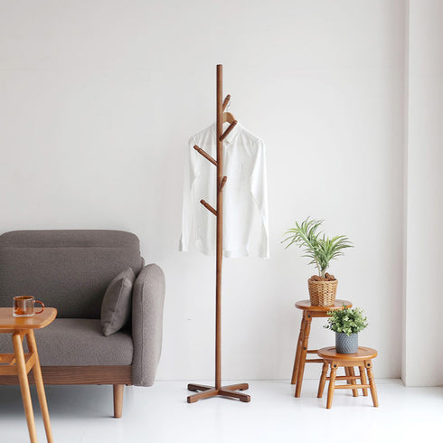 【リビングに温もりと指定席を】
ソファの傍らにそっと置くだけで、羽織りものやシャツの一時置きスペースができあがり、天然木の温もりがリビングのくつろぎ空間をより上質なものへと変えてくれます。