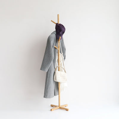 【「ただいま」がスマートに変わる】
帰宅後のコートや帽子、バッグも、この指定席があればお部屋はいつもすっきり片付き、フック先端のざぐり加工が小物の滑り落ちを防ぐ、そんなスマートな毎日が待っています。