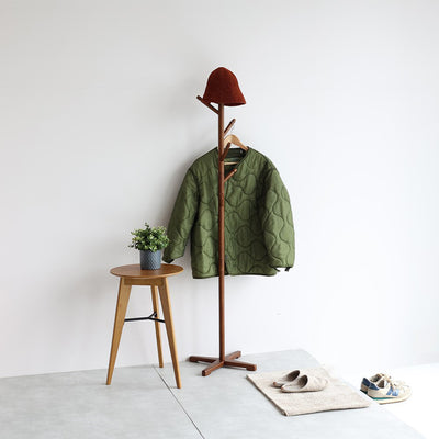 【ようこそ、魅せる玄関収納へ】
玄関の片隅に置くだけで、お気に入りのジャケットや帽子がインテリアの一部になり、毎日の「いってきます」が少しだけ心躍る瞬間に変わります。