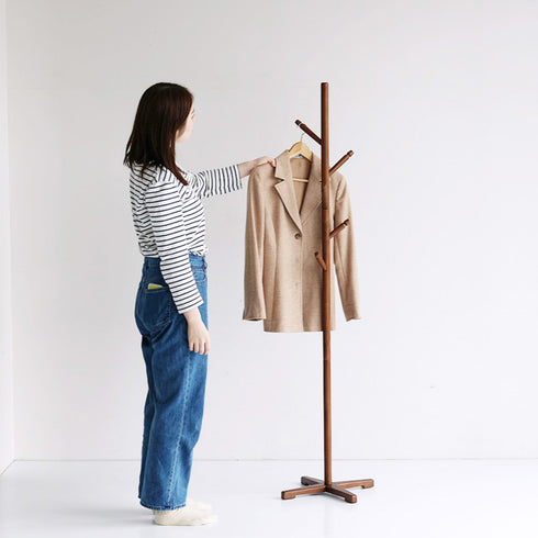 【暮らしに馴染む、スリムな名脇役】
圧迫感のないスリムな佇まいは、玄関やリビングの片隅にもすっと馴染み、毎日着る服を掛けるだけで、暮らしの中に美しく快適な動線が生まれます。