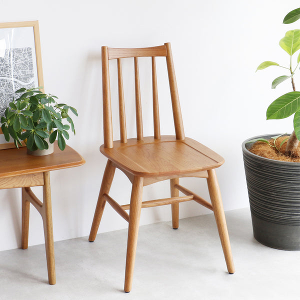 温かみのある天然木オークを使用したウィンザーチェアは、自然の風合いを活かしながら、どんなインテリアにも調和するデザインです。