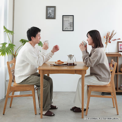 コンパクトなサイズながらも、2人でゆったりと使える広さがあり、食事やお茶の時間を快適に演出します。