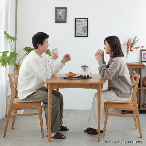 コンパクトなサイズながらも、2人でゆったりと使える広さがあり、食事やお茶の時間を快適に演出します。