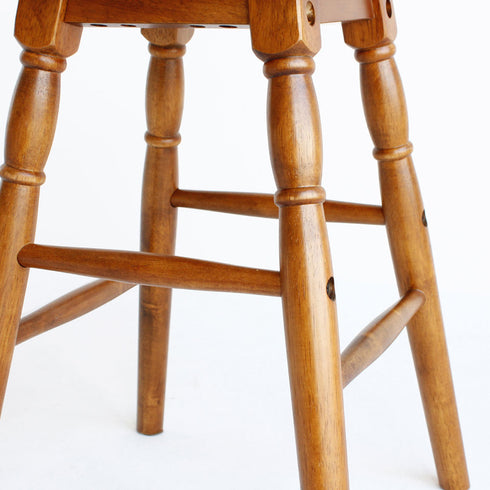 【細部まで宿る、木のぬくもり】
丈夫で美しい木目が特徴の天然木ラバーウッドを贅沢に使用し、見えにくい部分まで丁寧に仕上げることで、どこから見ても温かみを感じられるスツールが完成しました。