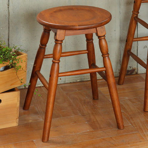 【温もりある、暮らしの相棒】
アンティーク調の丸いフォルムと、天然木ラバーウッドの美しい木目が、お部屋に温かい雰囲気をもたらし、座面の優しいくぼみは座り心地だけでなく、置いたものが落ちにくいという嬉しい工夫もされています。