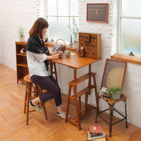 【アトリエ空間を、あなたのお部屋に】
高さのあるデスクには別売りのハイスツールを合わせつつ、このロースツールをサイドテーブルや飾り台として使えば、そこはもうあなただけのアトリエのような特別な空間に変わります。