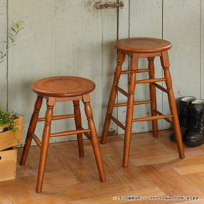 【並べて可愛い、絵になるスツール】
深みのあるブラウンカラーがインテリアをぐっと引き締め、大小二つを並べて置くだけで、まるでカフェの一角のような、おしゃれで絵になる空間を演出できます。