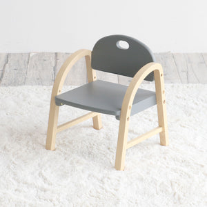 【洗練されたシンプルデザイン】どんなお部屋にも自然に溶け込む、落ち着いたカラートーンが魅力のキッズアームチェアです。