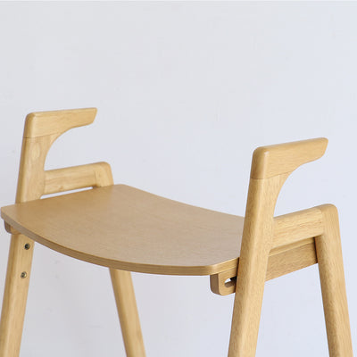 【美しい曲線と、天然木の風合い】
アッシュ材の美しい木目が楽しめる座面と、滑らかな手すりの曲線が空間に優しい印象を与えます。