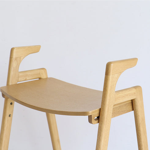 【美しい曲線と、天然木の風合い】
アッシュ材の美しい木目が楽しめる座面と、滑らかな手すりの曲線が空間に優しい印象を与えます。