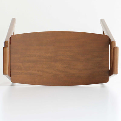 【ゆったり座れる、カーブの座面】
お尻にフィットするよう緩やかにカーブした座面は、コンパクトながらも座り心地の良い仕上がりです。