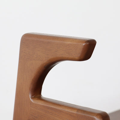 【職人技が光る、なめらかな手すり】
細部までこだわって作られた滑らかな手触りの手すりは、使うたびに木のぬくもりを感じさせてくれます。