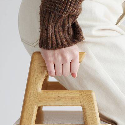 【この手すりが、毎日の安心に】
立ち上がりの際にしっかりと握れる手すりは、日々の動作にさりげない安心感をプラスしてくれます。