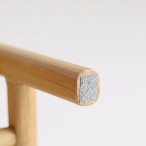 【床を守る、ささやかな心づかい】
脚の裏には床への傷つきを防止するフェルトが付属しており、大切なご自宅の床をしっかりと守ります。