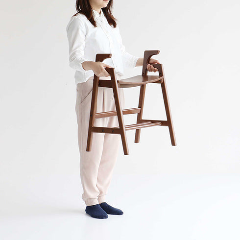 【軽くて運べる、重さ約3.2kg】
女性でも楽に持ち運べる軽量設計なので、お掃除の時の移動や、様々な場所での利用も簡単です。