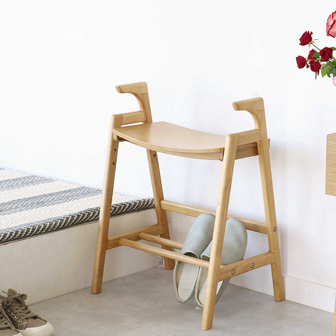 【玄関すっきり、収納ベンチ】
座面の下にはスリッパや小物を置くことができ、限られた玄関スペースを有効に活用できます。