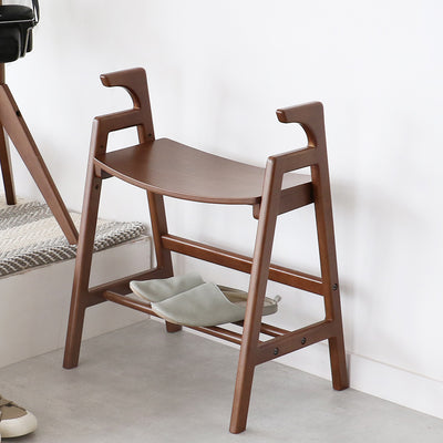 【落ち着きのブラウンで玄関を彩る】
シックなブラウンカラーが玄関の雰囲気を引き締め、機能性だけでなく見た目の美しさも演出します。