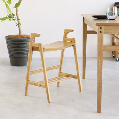 【ダイニングにも、優しい居場所】
玄関だけでなくダイニングの補助椅子としても最適で、急な来客時にもさっと活躍してくれます。