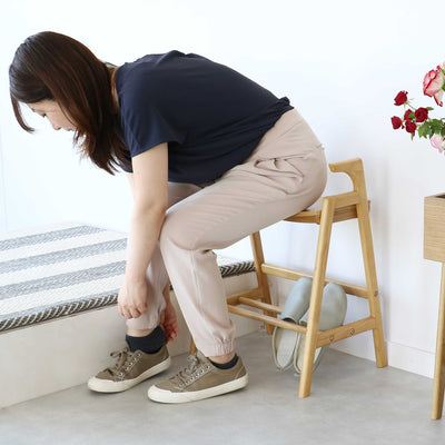 【玄関にあると、毎日が快適】
靴の脱ぎ履きがぐっと楽になる優しい設計で、忙しい朝や疲れて帰った夜のひとときをサポートします。