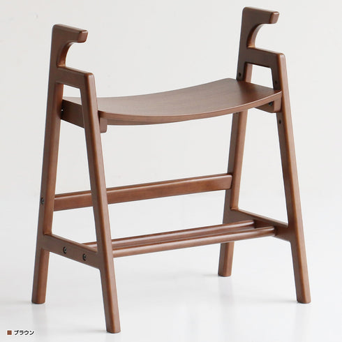 【立ち座りを、もっと軽やかに】
日常の何気ない動作をそっと支える手すり付きで、あなたの毎日をより快適にするアームベンチです。