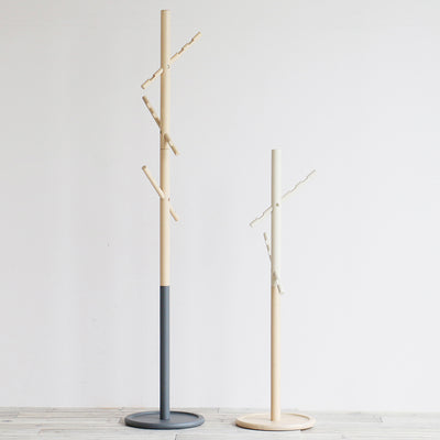 天然木のポールハンガーは、シンプルでスタイリッシュなデザインが特徴です。