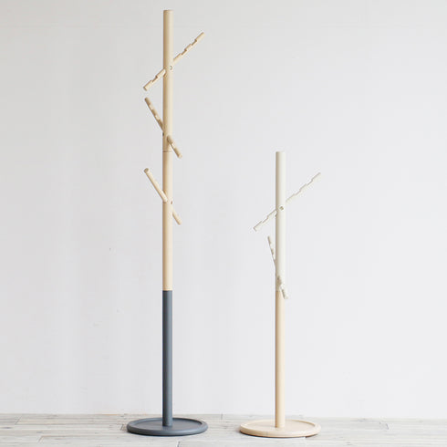 天然木のポールハンガーは、シンプルでスタイリッシュなデザインが特徴です。