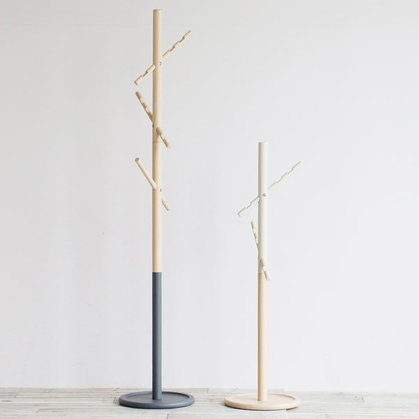 天然木のポールハンガーは、シンプルでスタイリッシュなデザインが特徴です。