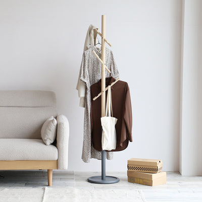 細身の支柱で、すっきりとした印象を与え、玄関やリビングなどの省スペースにもぴったりのサイズ感です。