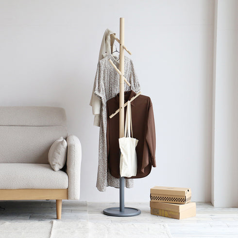 細身の支柱で、すっきりとした印象を与え、玄関やリビングなどの省スペースにもぴったりのサイズ感です。