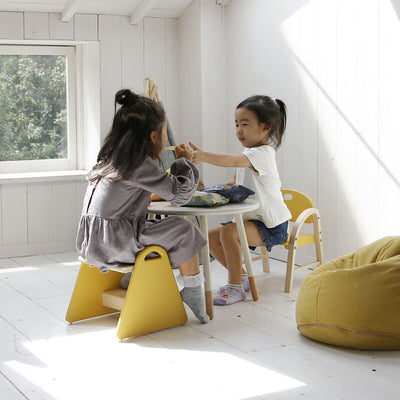 子ども用のローチェアとしても使用でき、足置きの向きを前後に変えればお子様の成長に応じて使い分けが可能です。