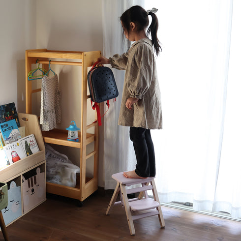 【「自分でお片付け」の第一歩】
今まで届かなかった場所にもう少しで手が届く、そんなお子様の「やりたい」という気持ちを育み、お片付けやお着替えなど、身の回りのことを自分でする楽しさを教えます。