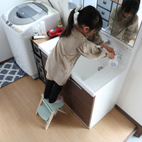 【「やりたい」気持ちを逃さない】ママ、パパ、手伝って、から、自分でやりたい、へと変わる大切な時期に、2.2kgと軽量なステップが、お子様の自主的な行動をしっかりとサポートします。