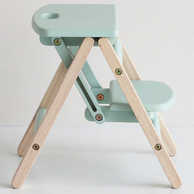 【考え抜かれた安心・安全設計】
大切なお子様が使うものだから、すべての角に丸みを持たせ、指を挟みにくい隙間を設け、脚先を平らにして安定性を高めるなど、細部まで安全にこだわりました。