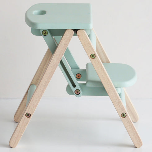 【考え抜かれた安心・安全設計】
大切なお子様が使うものだから、すべての角に丸みを持たせ、指を挟みにくい隙間を設け、脚先を平らにして安定性を高めるなど、細部まで安全にこだわりました。