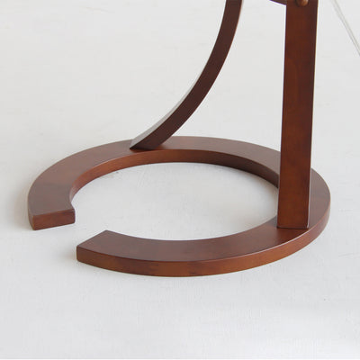 【安定感を支えるC型ベース】丸みのあるカーブ脚が奥まで差し込みやすく、見た目も柔らかで圧迫感のない佇まいです。