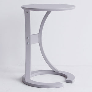 【近未来的フォルムが魅力】柔らかなカーブ脚が特徴のサイドテーブルは、モダンな空間にも優しくなじみ、インテリアのアクセントにもなります。