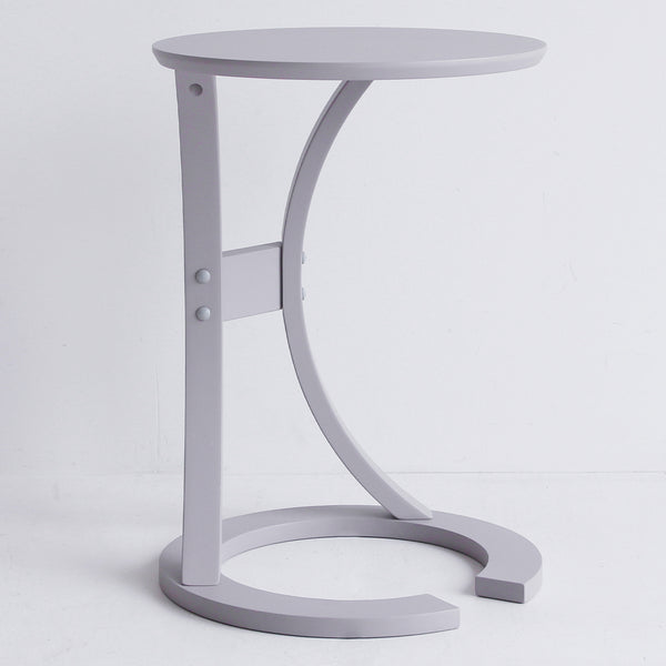 【近未来的フォルムが魅力】柔らかなカーブ脚が特徴のサイドテーブルは、モダンな空間にも優しくなじみ、インテリアのアクセントにもなります。