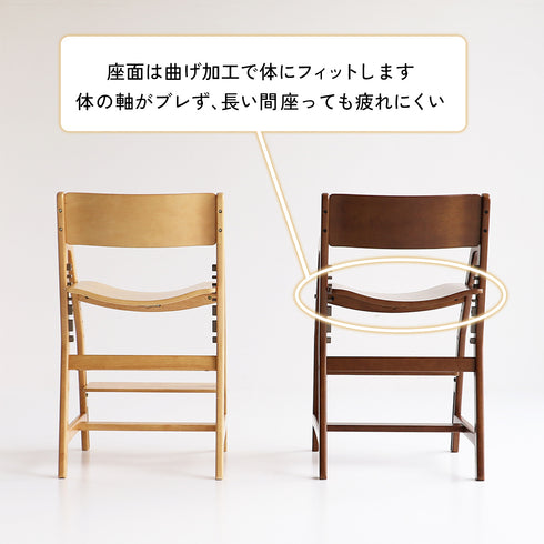 【体にフィットする、曲げ木座面】
体にフィットするよう計算された座面のカーブが、体の軸をぶれにくくし、長時間座っていても疲れにくい快適な座り心地を生み出します。