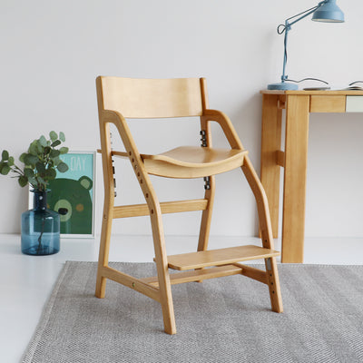 【足がぶらつかない安定感】
足置きに足裏がしっかりと着くことで、勉強中に足がぶらつかず、落ち着いて学習に取り組むための土台を築きます。