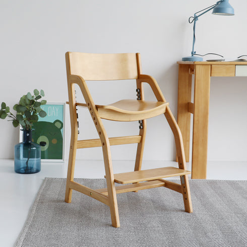 【足がぶらつかない安定感】
足置きに足裏がしっかりと着くことで、勉強中に足がぶらつかず、落ち着いて学習に取り組むための土台を築きます。