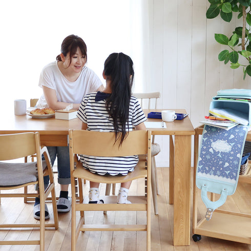 【理想の姿勢をキープする椅子】
1200人の体型調査から生まれた設計で、肘の角度が110度になる座面高と安定した背もたれが、疲れにくい理想の姿勢を保ちます。