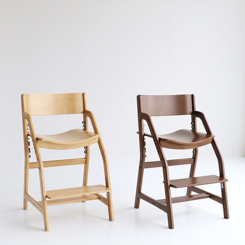 【小さなお子様にも安心な設計】
すべての角に丸みを持たせることで、小さなお子様が使う際にも安心で、天然木のさらりと優しい肌触りが心地よいチェアです。