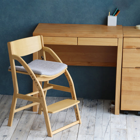 【お部屋に馴染むシンプルデザイン】
ダイニングテーブルにも学習机にも合わせやすい普遍的なデザインで、お部屋のインテリアを素敵に彩ります。