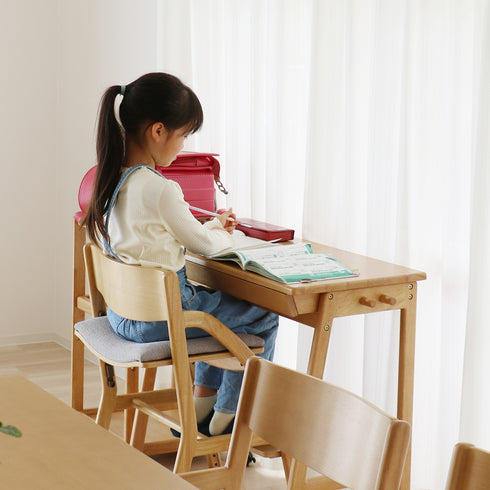 【長時間でも疲れにくい座り心地】
体にフィットする曲げ加工とウレタンの2層構造クッションが、体の軸を支え、長時間座っていても快適な学習時間を実現します。