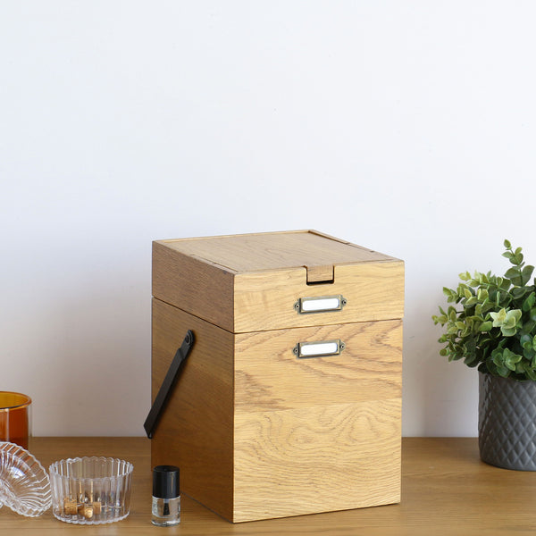 こちらの木製コスメボックスは、天然目の美しい質感が魅力的なアイテムです。