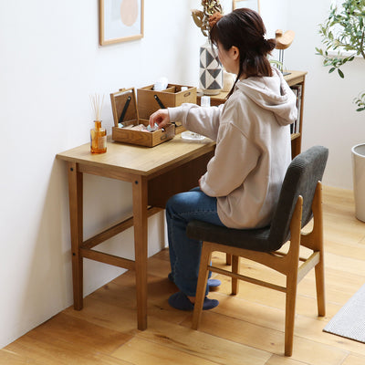 大きすぎず小さすぎず、使い勝手の良さ、また収納力を保ちながらも、デスクやドレッサーの上に置いても場所を取らない、日常的に使いやすいサイズ感です。